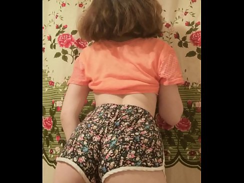 ❤️ Sexy ung babe tar av seg shortsen på kamera Pornovideo hos oss ❌❤