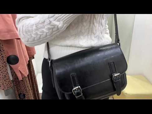 ❤️ Offentlig onani av ungtispe FeralBerry med en dildo i prøverommet Pornovideo hos oss ❌❤