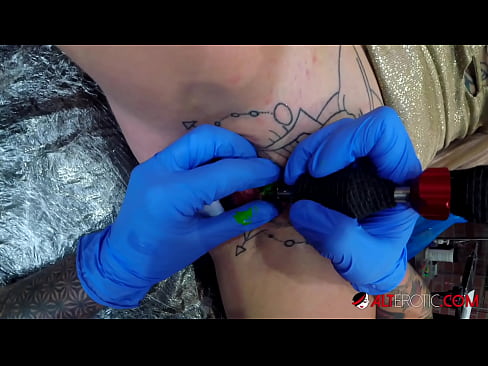 ❤️ Ekstremt tatovert hottie Sully Savage tok en tatovering på klitoris Pornovideo hos oss ❌❤